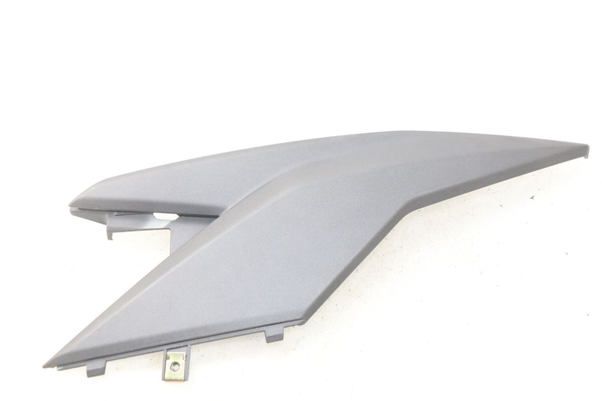 photo de TAPA BAJO ASIENTO IZQUIERDA SYM JET 4 4T 50 (2018 - 2021)