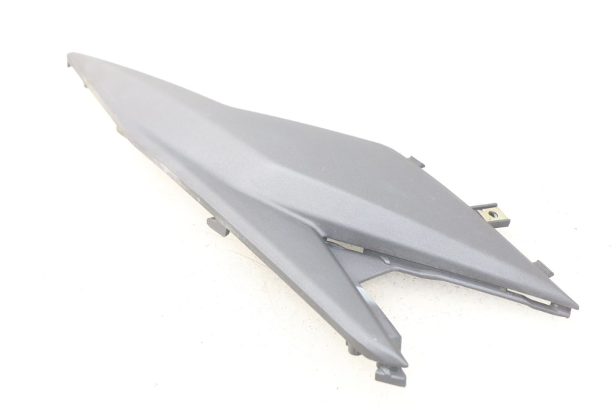photo de TAPA BAJO ASIENTO IZQUIERDA SYM JET 4 4T 50 (2018 - 2021)