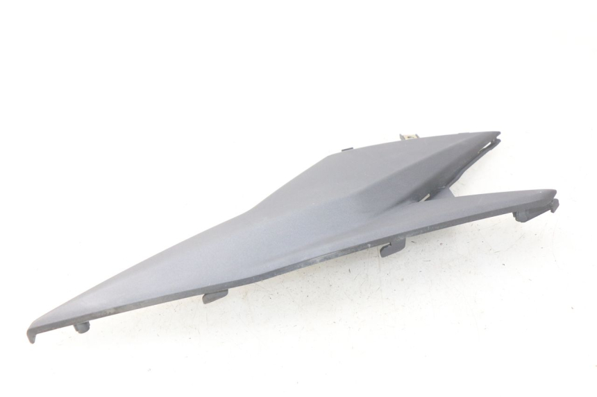 photo de TAPA BAJO ASIENTO IZQUIERDA SYM JET 4 4T 50 (2018 - 2021)