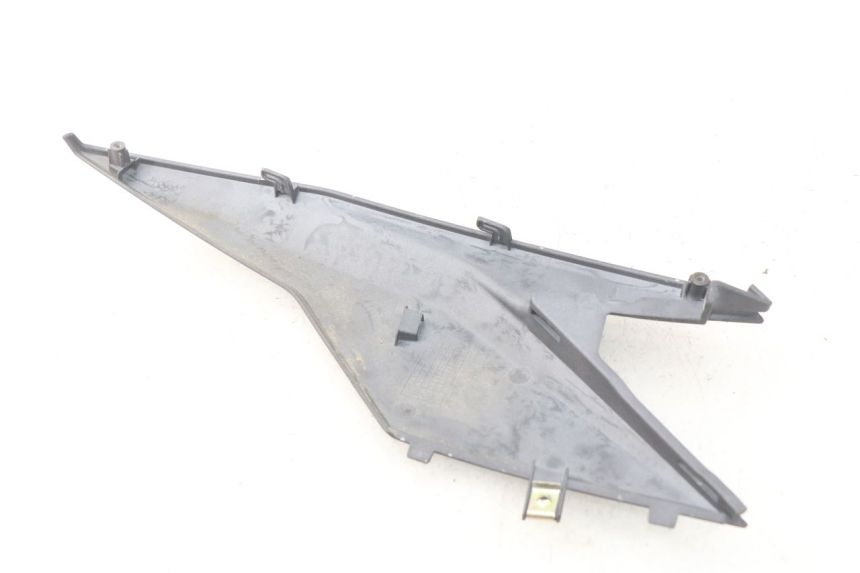 photo de TAPA BAJO ASIENTO IZQUIERDA SYM JET 4 4T 50 (2018 - 2021)