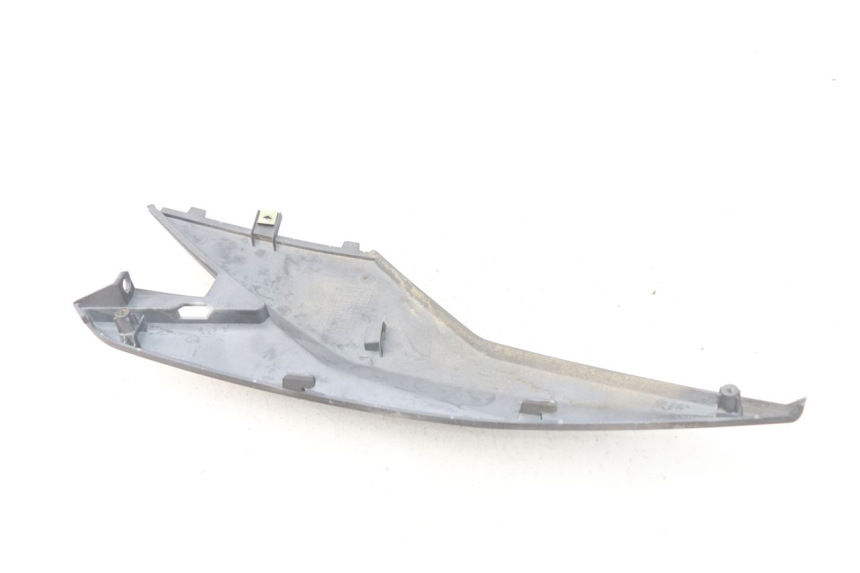 photo de TAPA BAJO ASIENTO IZQUIERDA SYM JET 4 4T 50 (2018 - 2021)