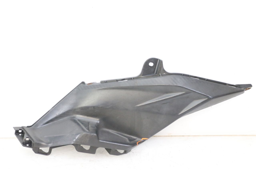 photo de TAPA DEBAJO DEL ASIENTO IZQUIERDO SYM ORBIT III 3 4T 50 (2018 - 2021)