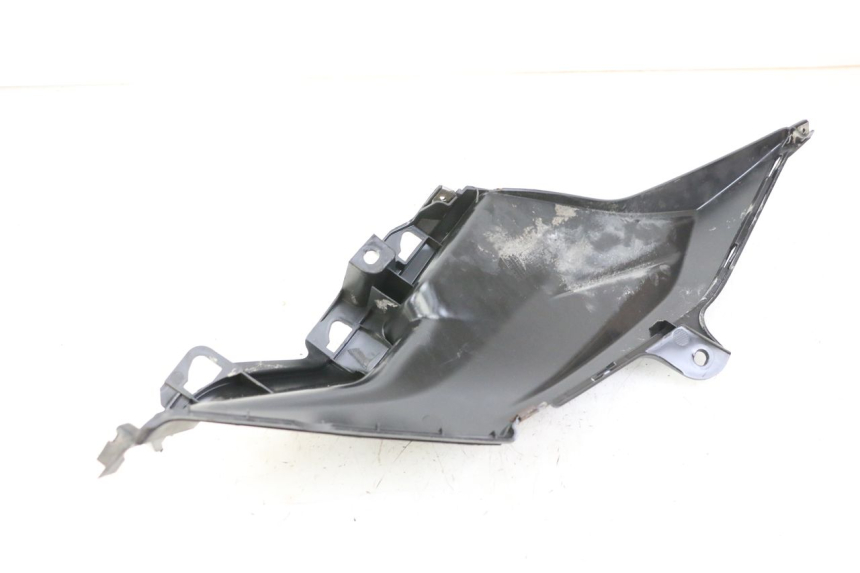 photo de TAPA DEBAJO DEL ASIENTO IZQUIERDO SYM ORBIT III 3 4T 50 (2018 - 2021)