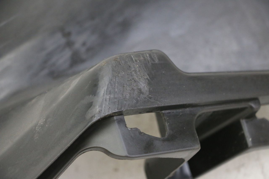 photo de TAPA DEBAJO DEL ASIENTO IZQUIERDO SYM ORBIT III 3 4T 50 (2018 - 2021)