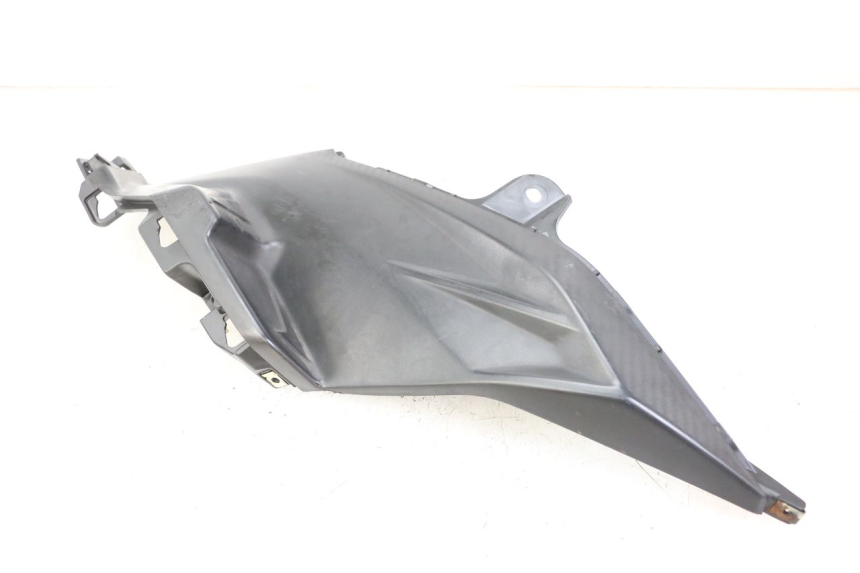 photo de TAPA DEBAJO DEL ASIENTO IZQUIERDO SYM ORBIT III 3 4T 50 (2018 - 2021)