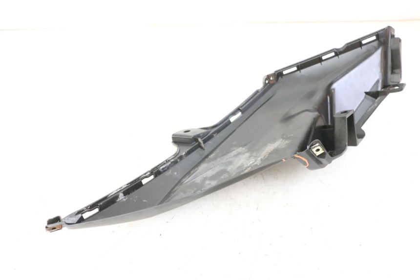 photo de TAPA DEBAJO DEL ASIENTO IZQUIERDO SYM ORBIT III 3 4T 50 (2018 - 2021)