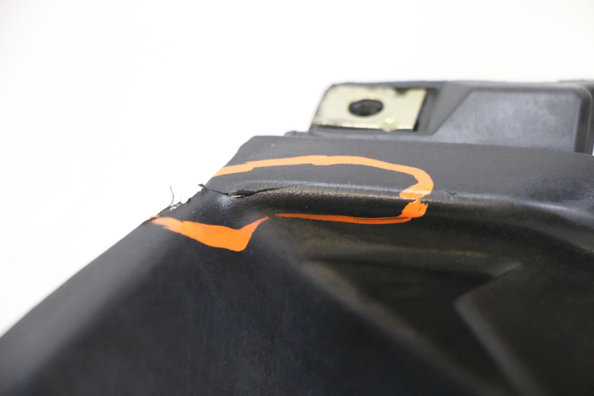 photo de TAPA DEBAJO DEL ASIENTO IZQUIERDO SYM ORBIT III 3 4T 50 (2018 - 2021)