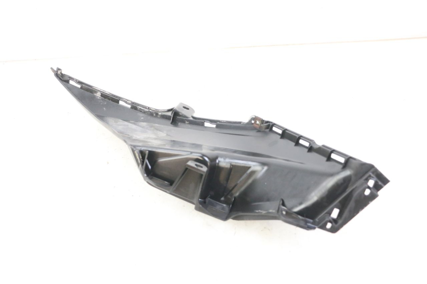 photo de TAPA DEBAJO DEL ASIENTO IZQUIERDO SYM ORBIT III 3 4T 50 (2018 - 2021)