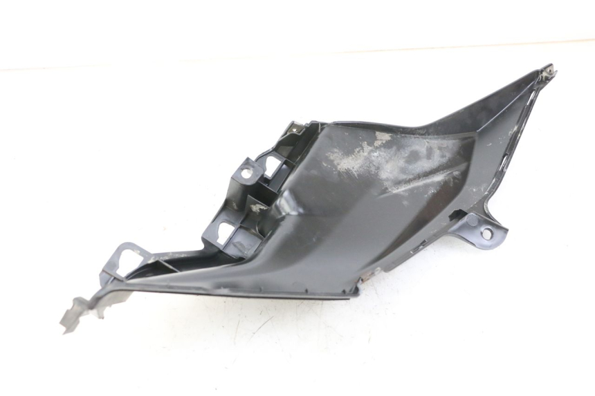photo de TAPA DEBAJO DEL ASIENTO IZQUIERDO SYM ORBIT III 3 4T 50 (2018 - 2021)