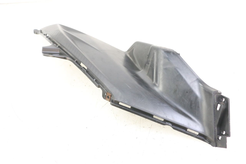 photo de TAPA DEBAJO DEL ASIENTO IZQUIERDO SYM ORBIT III 3 4T 50 (2018 - 2021)