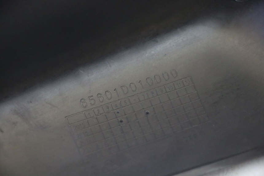 photo de TAPA BAJO ASIENTO IZQUIERDA KSR TR SM 50 (2015 - 2018) - Primer plano técnico