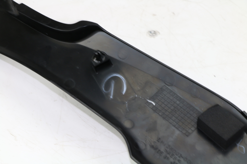 photo de TAPA BAJO ASIENTO IZQUIERDA KAWASAKI VERSYS ABS 650 (2006 - 2010)