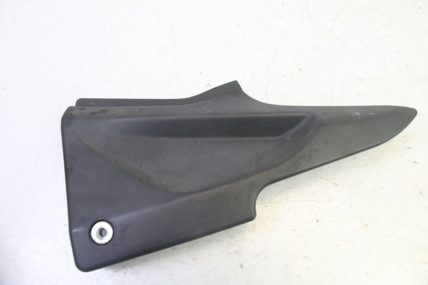 photo de TAPA DEBAJO DEL ASIENTO IZQUIERDO DAELIM VJ ROADWIN FI 125 (2008 - 2017) - Vista principal