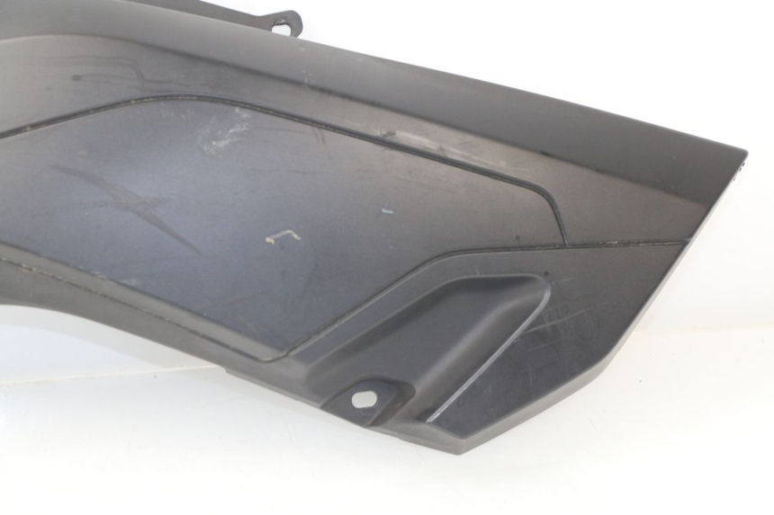 photo de TAPA BAJO ASIENTO IZQUIERDA YAMAHA XMAX X-MAX ABS 125 (2014 - 2016) - Marcados y referencias originales
