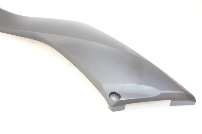 photo de TAPA BAJO ASIENTO IZQUIERDA YAMAHA XMAX X-MAX 125 (2021 - 2025)