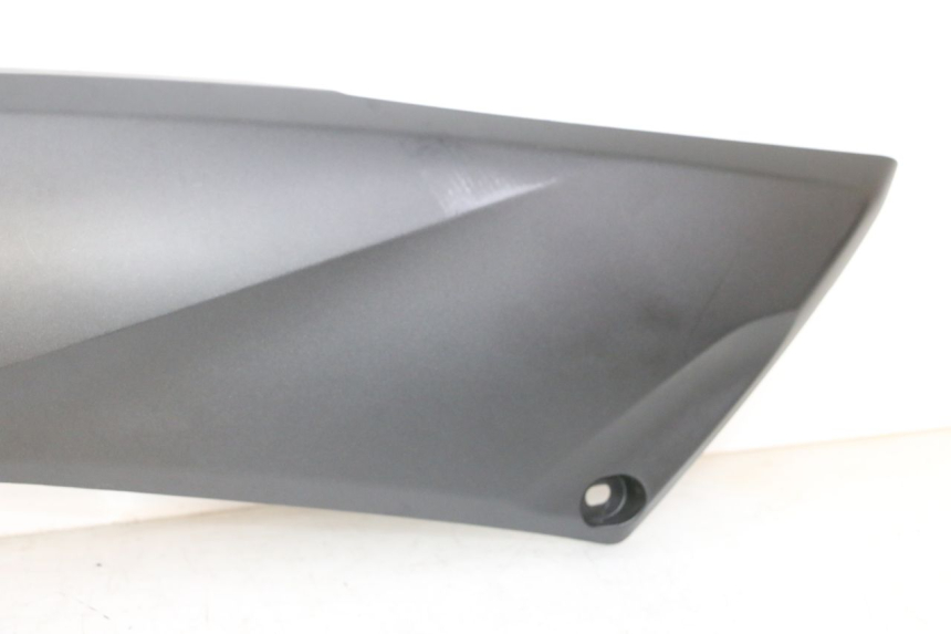 photo de TAPA BAJO ASIENTO IZQUIERDA YAMAHA XMAX X-MAX 125 (2021 - 2025)