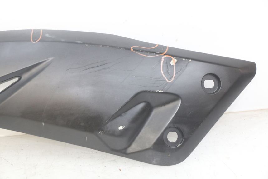 photo de TAPA DEBAJO DEL ASIENTO IZQUIERDO YAMAHA X-MAX XMAX 125 (2010 - 2014)