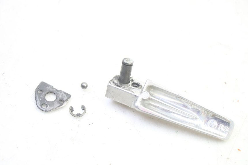 photo de REPOSAPIES TRASERA DERECHA SUZUKI GSR 750 (2011 - 2017)