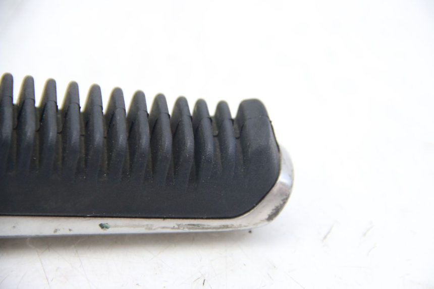 photo de SOPORTE DE PIE TRASERO DERECHO SUZUKI SIXTEEN 125 (2008 - 2010)
