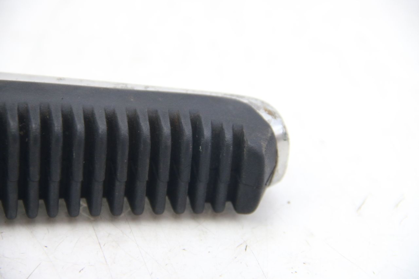 photo de SOPORTE DE PIE TRASERO DERECHO SUZUKI SIXTEEN 125 (2008 - 2010)