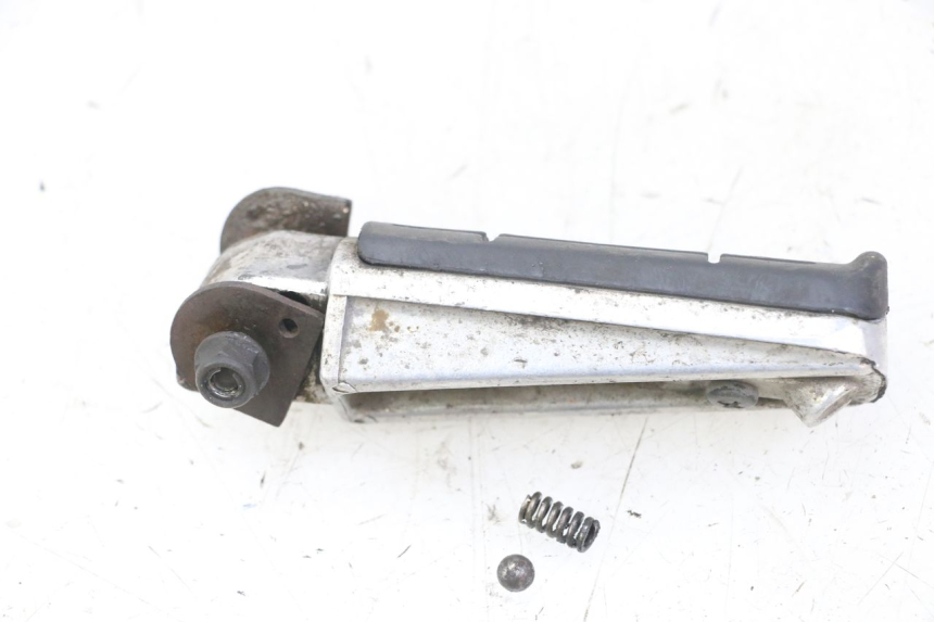 photo de REPOSAPIES TRASERA DERECHA YAMAHA FZS FAZER 600 (2001 - 2003)
