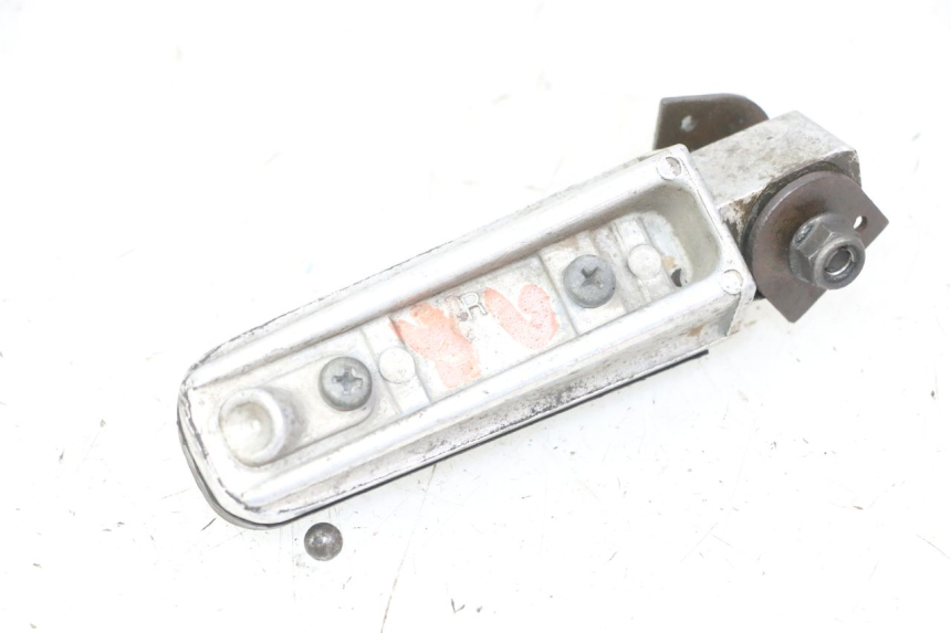 photo de REPOSAPIES TRASERA DERECHA YAMAHA FZS FAZER 600 (2001 - 2003)