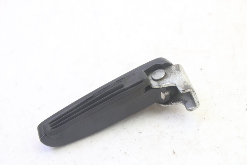 photo de REPOSAPIES TRASERA IZQUIERDA PIAGGIO FLY 4T 50 (2013 - 2017) - Detalles de los puntos de fijación