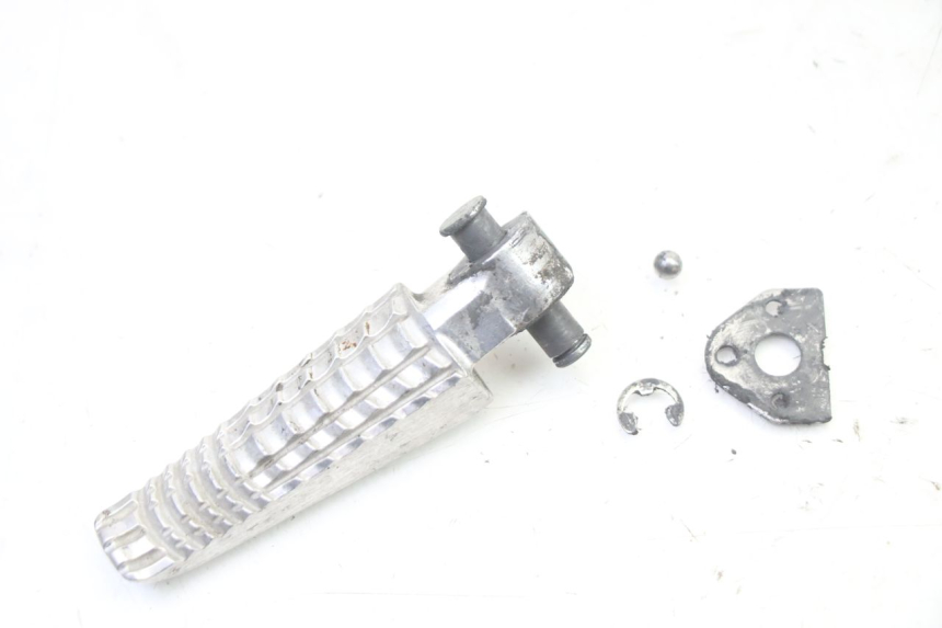 photo de REPOSAPIES TRASERA IZQUIERDA SUZUKI GSR 750 (2011 - 2017)