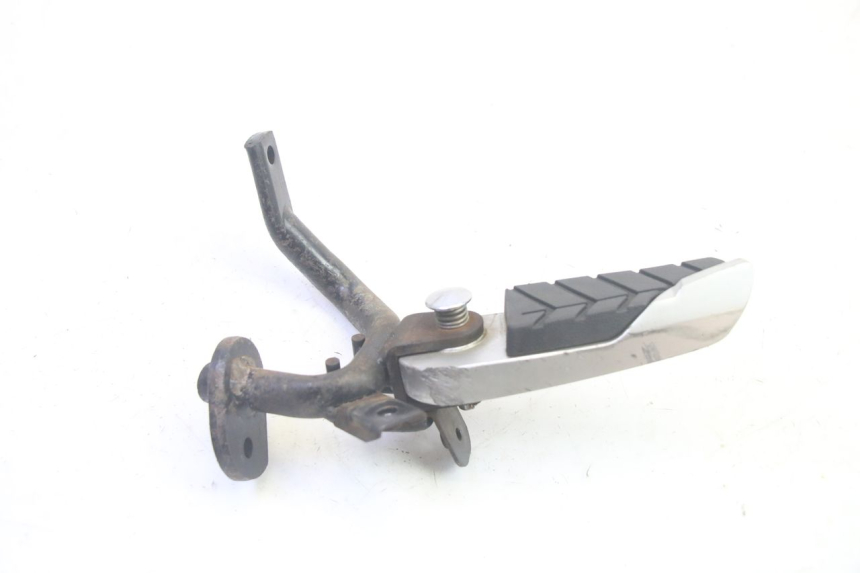 photo de REPOSAPIES TRASERA IZQUIERDA SYM GTS EVO 125 (2009 - 2013) - Primer plano técnico