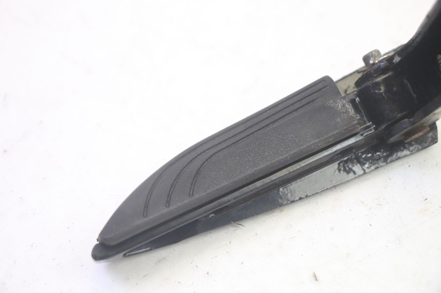 photo de REPOSAPIES TRASERA IZQUIERDA PIAGGIO MP3 HPE 350 (2018 - 2020) - Detalle de la pieza