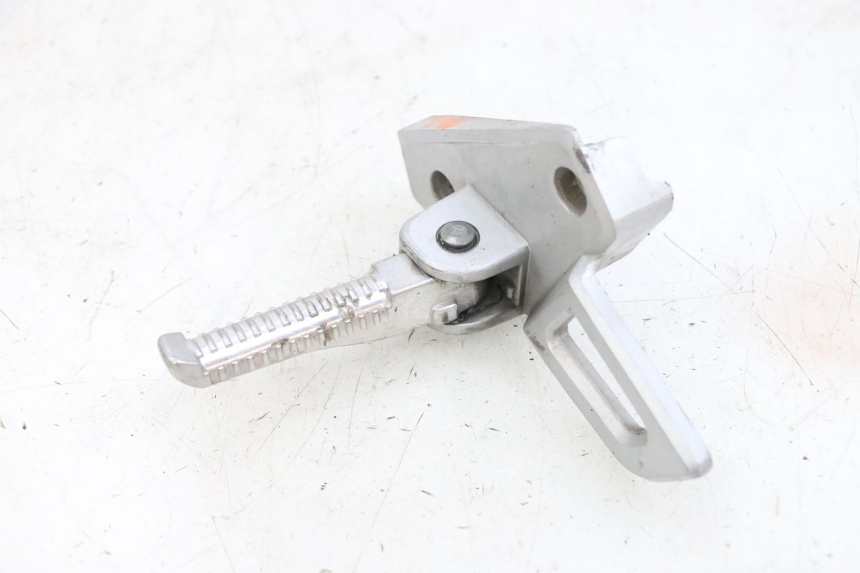 photo de REPOSAPIES TRASERA IZQUIERDA PEUGEOT SPEEDFIGHT 4 4T EFI 50 (2021 - 2025) - Detalle de la pieza