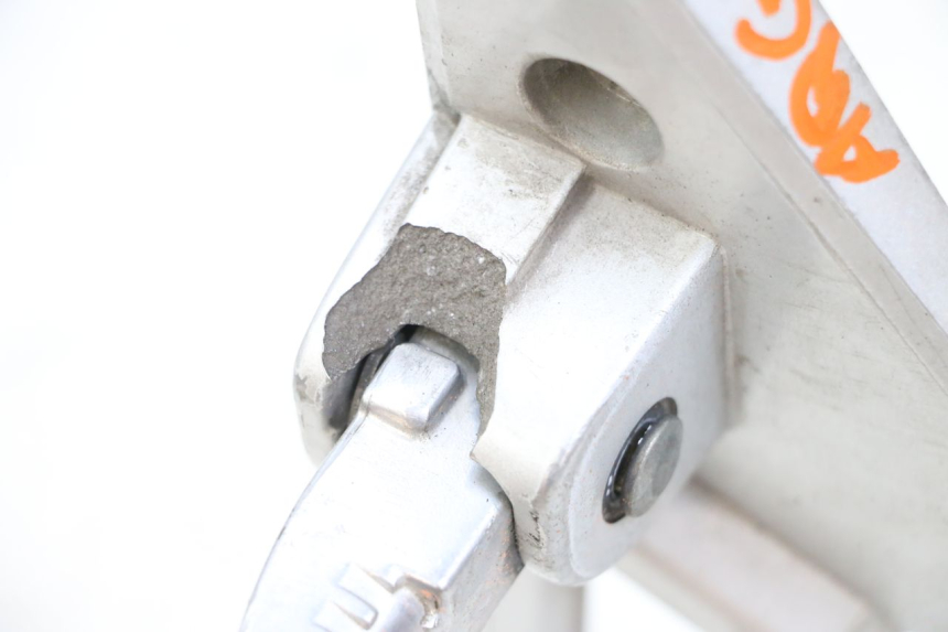 photo de REPOSAPIES TRASERA IZQUIERDA PEUGEOT SPEEDFIGHT 4 4T EFI 50 (2021 - 2025) - Primer plano técnico