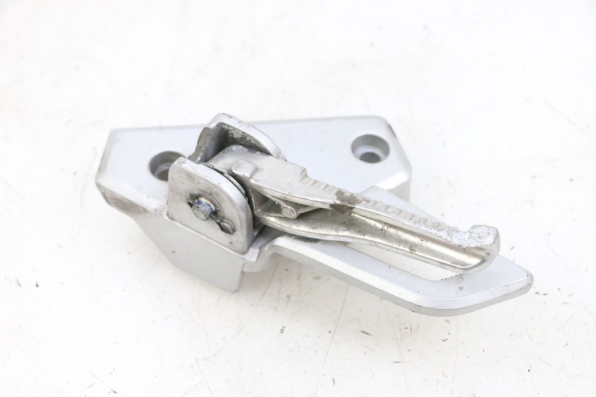 photo de REPOSAPIES TRASERA IZQUIERDA PEUGEOT SPEEDFIGHT 4 4T EFI 50 (2021 - 2025) - Detalles de los puntos de fijación