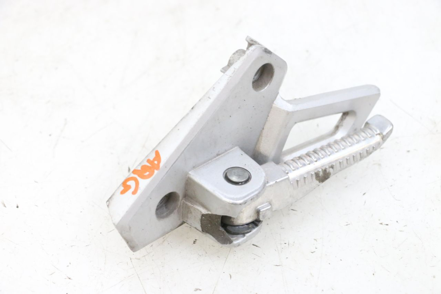 photo de REPOSAPIES TRASERA IZQUIERDA PEUGEOT SPEEDFIGHT 4 4T EFI 50 (2021 - 2025) - Marcados y referencias originales