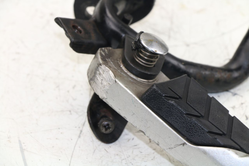 photo de REPOSAPIES TRASERA IZQUIERDA SYM GTS EVO 125 (2009 - 2013)