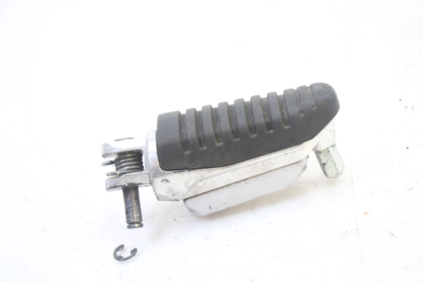 photo de REPOSAPIES DELANTERA DERECHA SUZUKI GSR 750 (2011 - 2017)