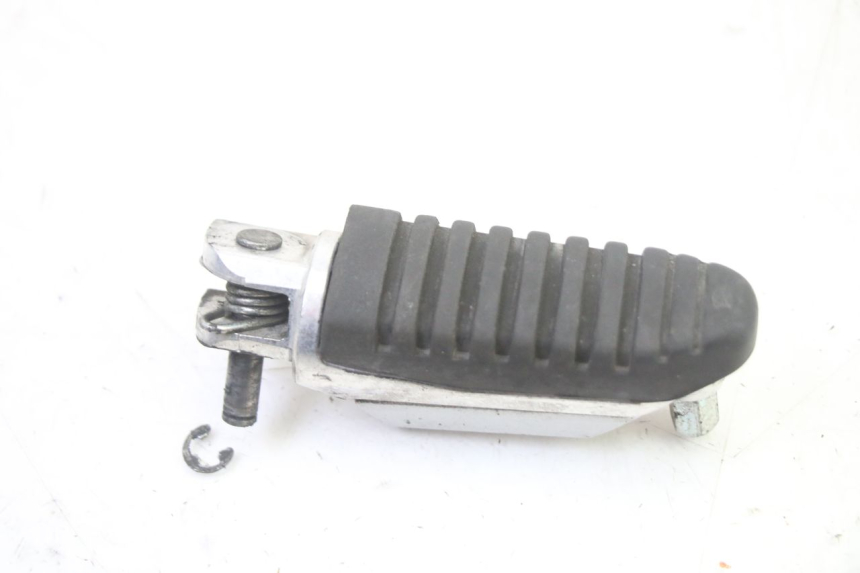 photo de REPOSAPIES DELANTERA DERECHA SUZUKI GSR 750 (2011 - 2017)