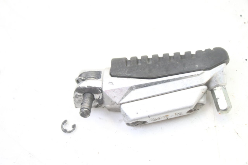 photo de REPOSAPIES DELANTERA DERECHA SUZUKI GSR 750 (2011 - 2017)