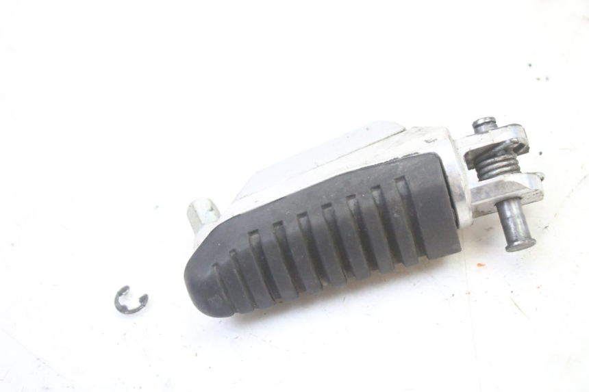 photo de REPOSAPIES DELANTERA DERECHA SUZUKI GSR 750 (2011 - 2017)