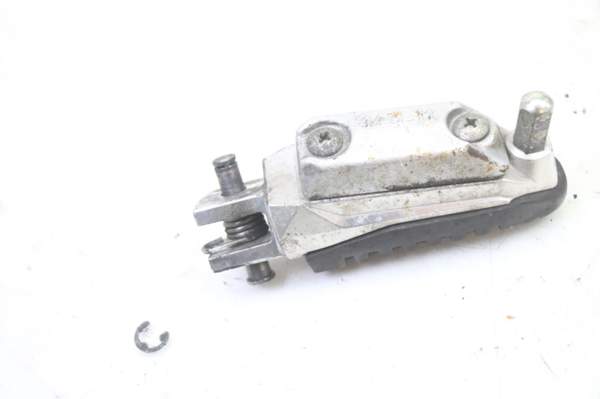 photo de REPOSAPIES DELANTERA DERECHA SUZUKI GSR 750 (2011 - 2017)