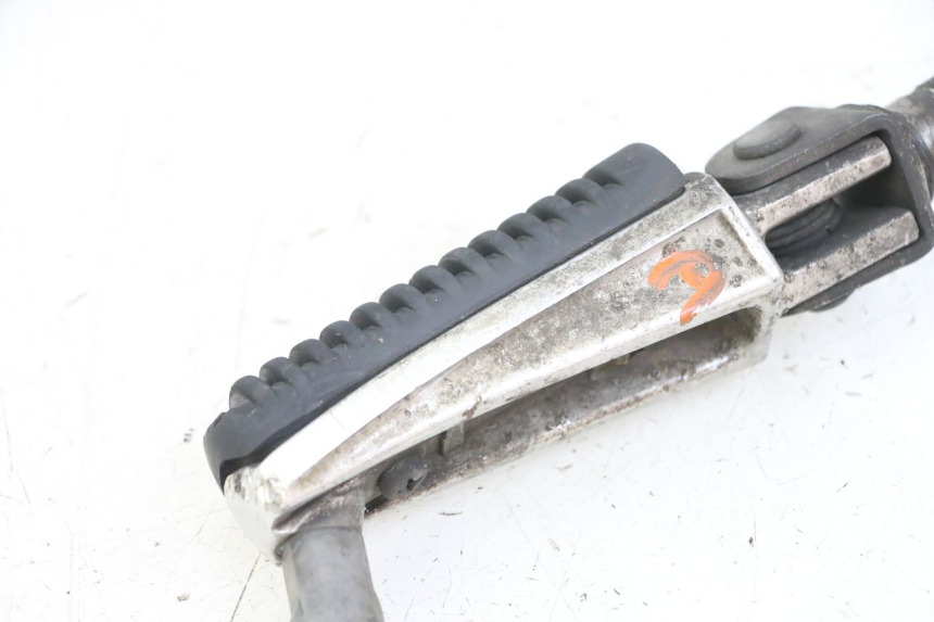 photo de REPOSAPIÉ DERECHO DELANTERO YAMAHA FZS FAZER 600 (2001 - 2003)