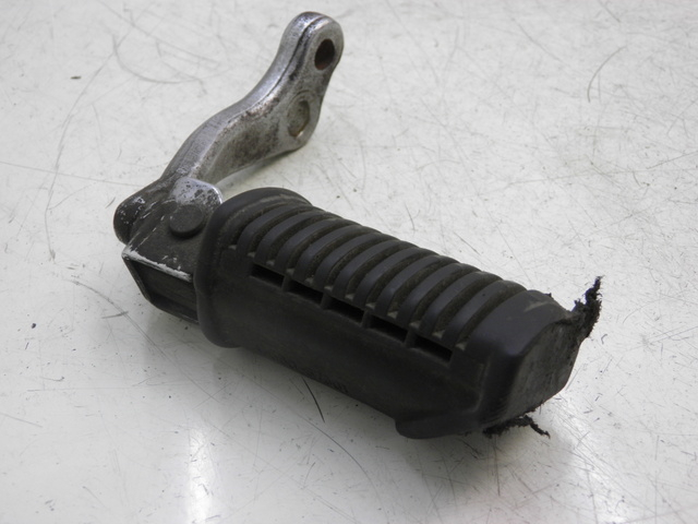 photo de REPOSAPIES DELANTERA IZQUIERDA SUZUKI TU X TUX VOLTY 125 (1999 - 2001)