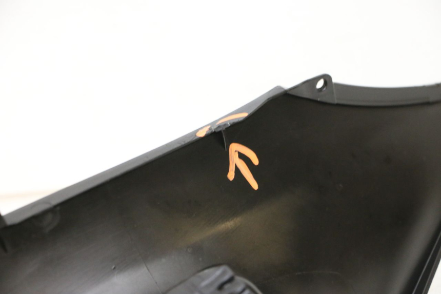 photo de TAPA DEPOSITO PIAGGIO MP3 HPE 300 (2019 - 2026) - Detalles de los puntos de fijación