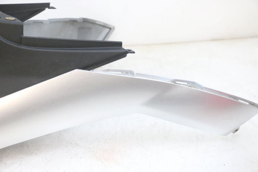 photo de CARENADO DE DEPÓSITO PIAGGIO MP3 RL 250 (2007 - 2010) - Características distintivas