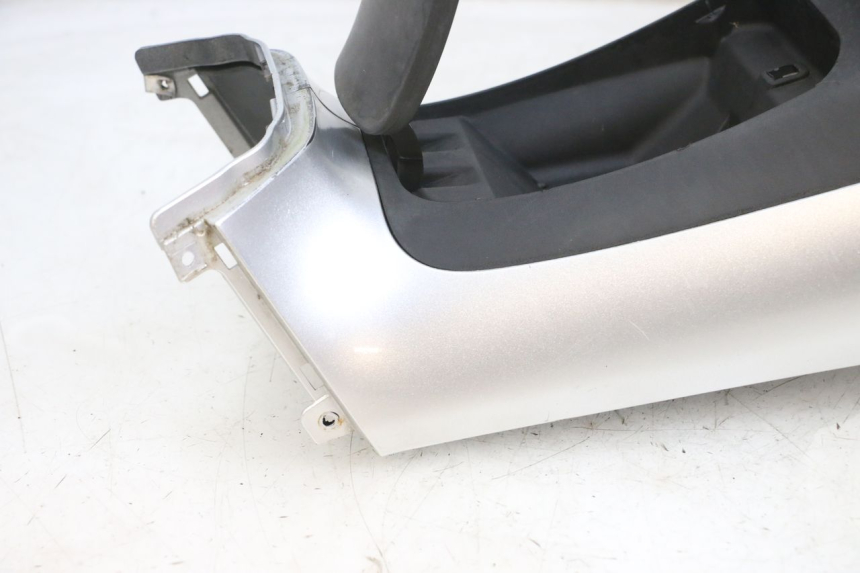 photo de CARENADO DE DEPÓSITO PIAGGIO MP3 RL 250 (2007 - 2010) - Zoom sobre los componentes