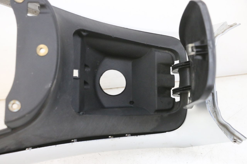 photo de CARENADO DE DEPÓSITO PIAGGIO MP3 RL 250 (2007 - 2010) - Enfoque en la estructura