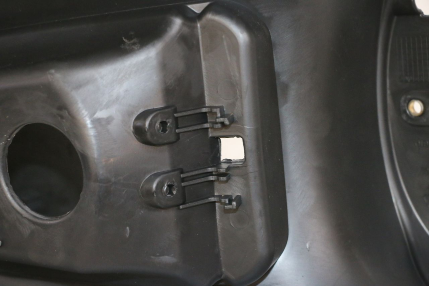 photo de CARENADO DE DEPÓSITO PIAGGIO MP3 RL 250 (2007 - 2010) - Primer plano técnico