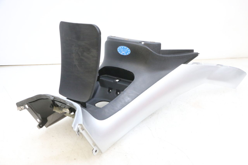 photo de CARENADO DE DEPÓSITO PIAGGIO MP3 RL 250 (2007 - 2010) - Zoom sobre los componentes