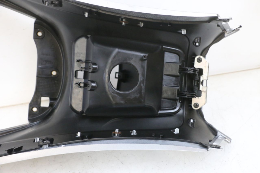 photo de CARENADO DE DEPÓSITO PIAGGIO MP3 RL 250 (2007 - 2010) - Primer plano técnico