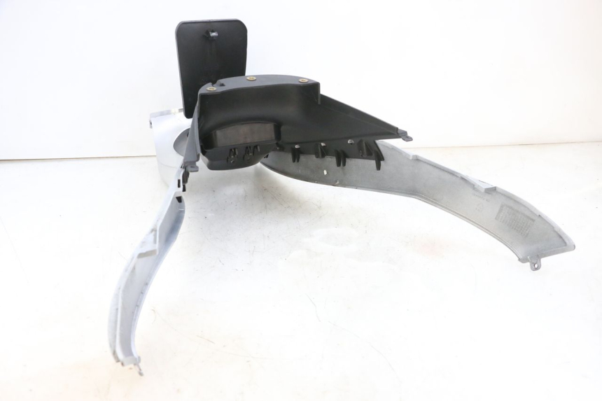 photo de CARENADO DE DEPÓSITO PIAGGIO MP3 RL 250 (2007 - 2010) - Detalles de los puntos de fijación